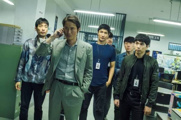 悪徳警官が迫る！エレベーターで緊迫の駆け引き『パーフェクト・ドライバー』本編映像