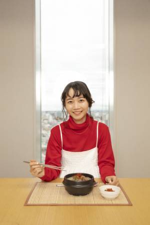 三戸なつめ、カスタマイズ色々な“ソルロンタン”に初挑戦「ドラマ観ながら、なに食べよ？」
