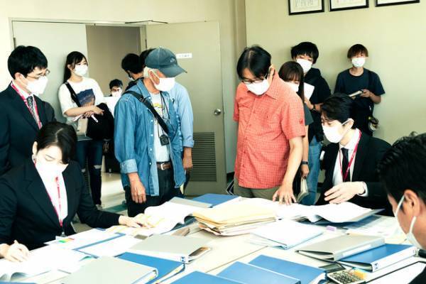 曲者揃いのキャラクターと真剣な撮影現場の表情『シャイロックの子供たち』メイキング＆場面写真