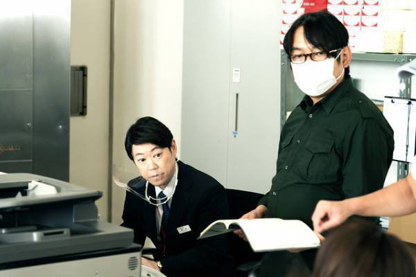 曲者揃いのキャラクターと真剣な撮影現場の表情『シャイロックの子供たち』メイキング＆場面写真