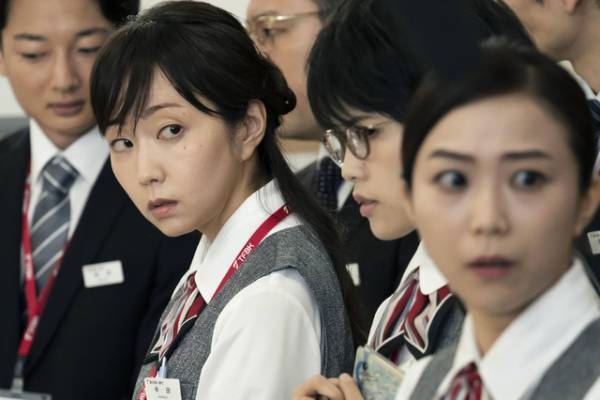 曲者揃いのキャラクターと真剣な撮影現場の表情『シャイロックの子供たち』メイキング＆場面写真