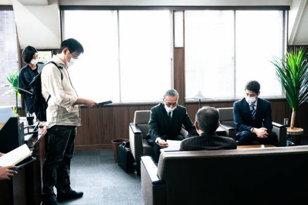 曲者揃いのキャラクターと真剣な撮影現場の表情『シャイロックの子供たち』メイキング＆場面写真