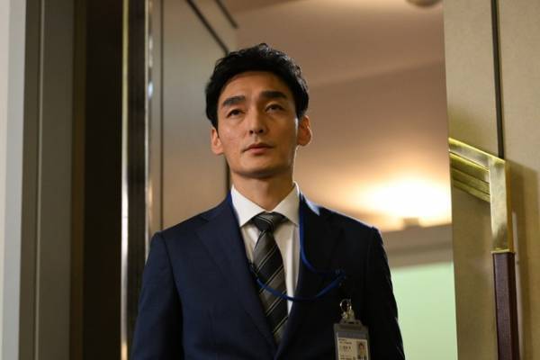 「罠の戦争」2話、「口元が杉野くんに似てる」「犬飼大臣の息子っぽい」…謎のフード男の正体にSNS“考察班”沸く