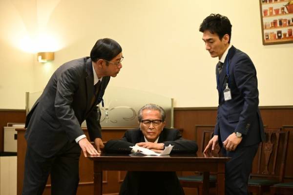 「罠の戦争」2話、「口元が杉野くんに似てる」「犬飼大臣の息子っぽい」…謎のフード男の正体にSNS“考察班”沸く