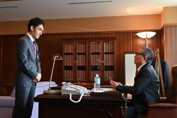 「罠の戦争」2話、「口元が杉野くんに似てる」「犬飼大臣の息子っぽい」…謎のフード男の正体にSNS“考察班”沸く