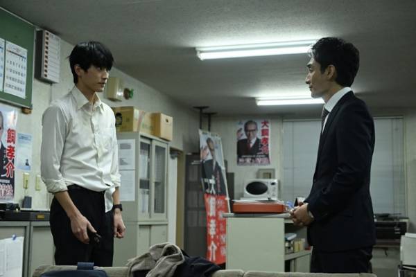 「罠の戦争」2話、「口元が杉野くんに似てる」「犬飼大臣の息子っぽい」…謎のフード男の正体にSNS“考察班”沸く