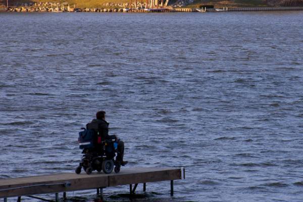 アーロン・ポール、生活が一変する役柄を丁寧に演じる『もう、歩けない男』場面写真解禁