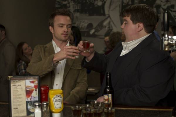 アーロン・ポール、生活が一変する役柄を丁寧に演じる『もう、歩けない男』場面写真解禁