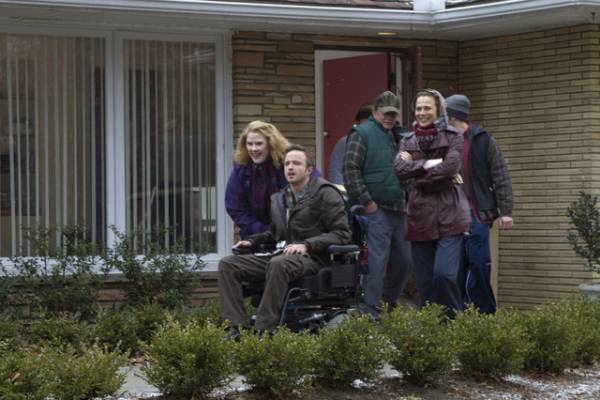 アーロン・ポール、生活が一変する役柄を丁寧に演じる『もう、歩けない男』場面写真解禁