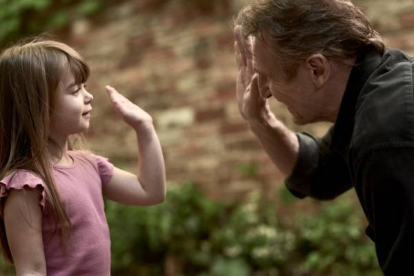 “最強フィクサー”リーアム・ニーソン、愛孫の前では“祖父”の顔に『ブラックライト』本編映像