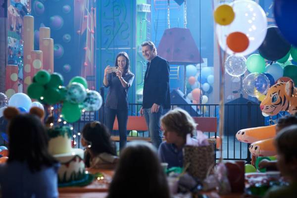 “最強フィクサー”リーアム・ニーソン、愛孫の前では“祖父”の顔に『ブラックライト』本編映像