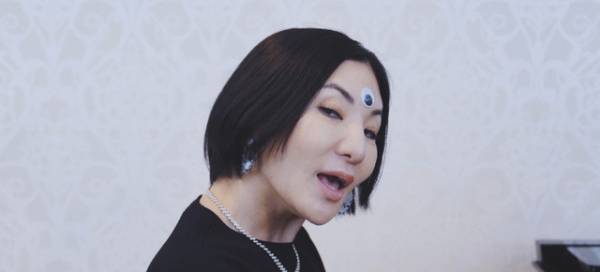 広瀬香美の新曲が『エブリシング・エブリウェア・オール・アット・ワンス』イメージソングに！ カオスなMVも公開