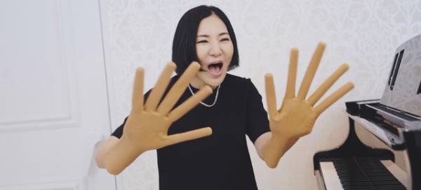 広瀬香美の新曲が『エブリシング・エブリウェア・オール・アット・ワンス』イメージソングに！ カオスなMVも公開