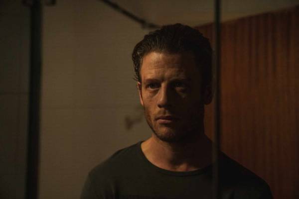 ジェームズ・ノートン、抑えた演技から溢れ出る葛藤に注目『いつかの君にもわかること』本編映像