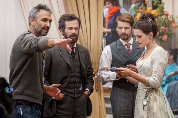 ロマン・デュリス＆エマ・マッキーが語るフランス時代劇の裏側『エッフェル塔』インタビュー映像