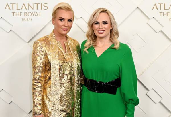 『ピッチ・パーフェクト』のレベル・ウィルソンが交際女性との婚約を発表「魔法のようなサプライズが成功」