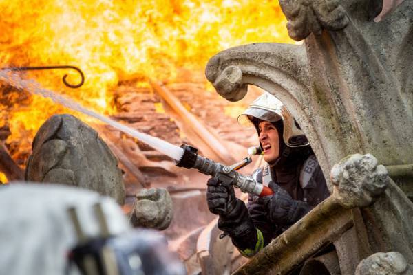 世界遺産の大火災「死者ゼロ」の奇跡を再現『ノートルダム 炎の大聖堂』予告編　4月公開決定