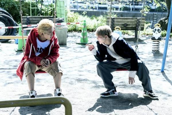 北村匠海＆間宮祥太朗が睨み合う…『東京リベンジャーズ2』場面写真