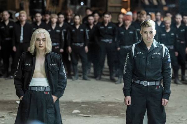 北村匠海＆間宮祥太朗が睨み合う…『東京リベンジャーズ2』場面写真