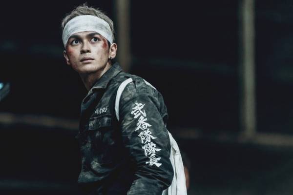 北村匠海＆間宮祥太朗が睨み合う…『東京リベンジャーズ2』場面写真