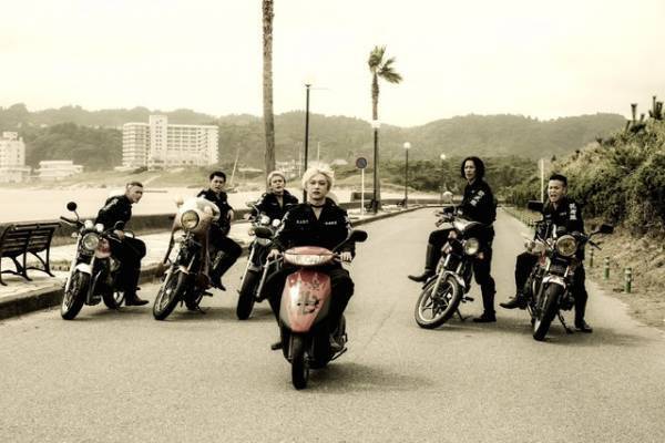 北村匠海＆間宮祥太朗が睨み合う…『東京リベンジャーズ2』場面写真