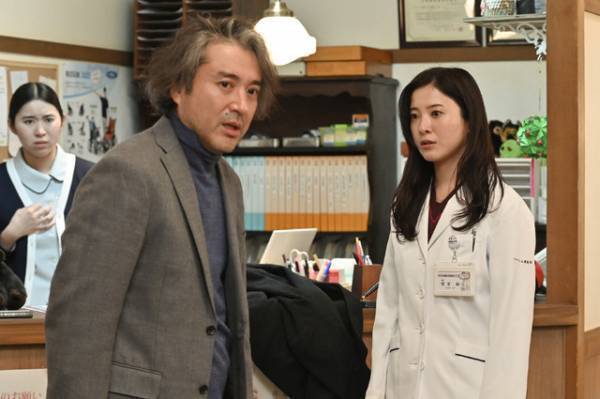 ムロツヨシが「星降る夜に」“鈴”吉高由里子を追う謎の人物…大石静脚本に「やめてあげてぇ」