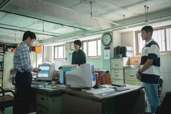 キム・ナムギル、“犯罪行動分析チーム”を笑顔にするメイキング映像「悪の心を読む者たち」