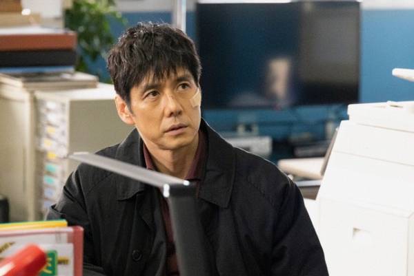 「警視庁アウトサイダー」8話、“Barルルーシュ店長役・福山潤”に視聴者盛り上がる一方、斎藤工“雄一”のポスターも話題に