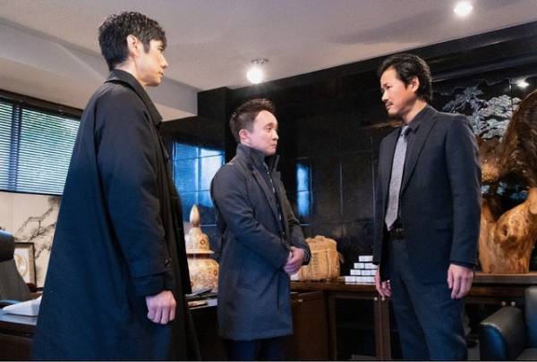 「警視庁アウトサイダー」8話、“Barルルーシュ店長役・福山潤”に視聴者盛り上がる一方、斎藤工“雄一”のポスターも話題に