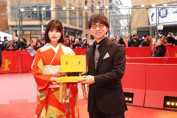 原菜乃華「草太さんも一緒」ベルリン国際映画祭に着物姿で登場『すずめの戸締まり』
