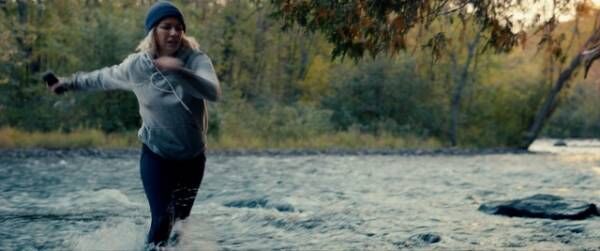 息子を救うため、川を渡り森を駆ける！ナオミ・ワッツ主演『デスパレート・ラン』場面写真