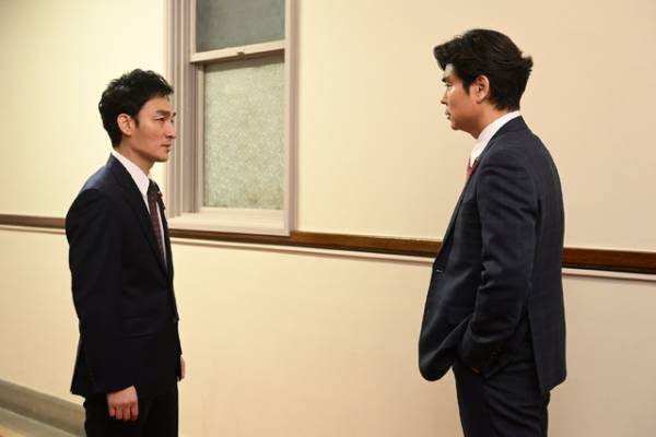 「罠の戦争」7話、草彅剛“鷲津”の元に事件の目撃者現る…その行動に「脅し方が只者じゃなかった」など疑惑の声続々