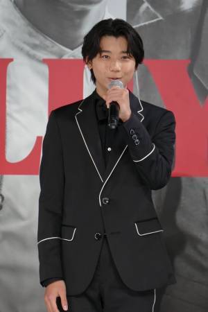 綾瀬はるか主演で「リボルバー・リリー」映画化！長谷川博己、ジャニーズJr.羽村仁成＆SixTONESジェシーも参加