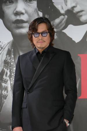 綾瀬はるか主演で「リボルバー・リリー」映画化！長谷川博己、ジャニーズJr.羽村仁成＆SixTONESジェシーも参加