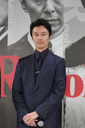綾瀬はるか主演で「リボルバー・リリー」映画化！長谷川博己、ジャニーズJr.羽村仁成＆SixTONESジェシーも参加