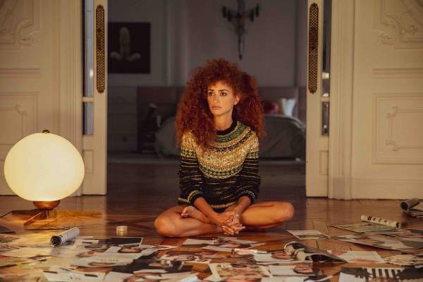 衣装提供はシャネル！ペネロペ・クルスの個性的ヘア＆ファッション『コンペティション』