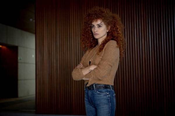 衣装提供はシャネル！ペネロペ・クルスの個性的ヘア＆ファッション『コンペティション』