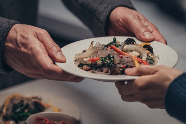 チャプチェや済州島トムベ麺…素朴な韓国家庭料理レシピ到着「今日は少し辛いかもしれない」
