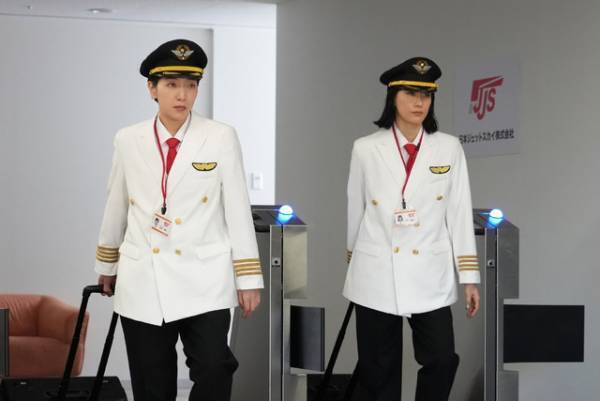 浅野忠信「ブラッシュアップライフ」第9話に登場！安藤サクラと水川あさみを見つめる…