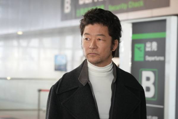 浅野忠信「ブラッシュアップライフ」第9話に登場！安藤サクラと水川あさみを見つめる…