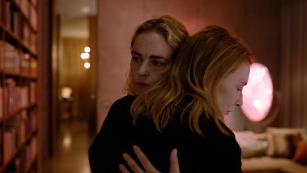 ケイト・ブランシェット、尊大で孤独な指揮者を体現『TAR／ター』本予告＆ポスター