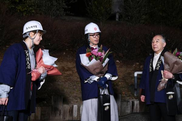 高橋一生＆橋爪功＆本田翼「6秒間の軌跡」クランクアップ！サプライズ花火が夜空を翔ける