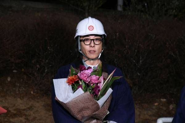 高橋一生＆橋爪功＆本田翼「6秒間の軌跡」クランクアップ！サプライズ花火が夜空を翔ける