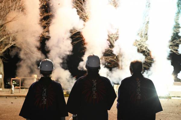 高橋一生＆橋爪功＆本田翼「6秒間の軌跡」クランクアップ！サプライズ花火が夜空を翔ける