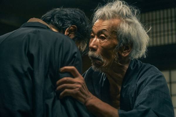 役所広司、涙ぐみながら菅田将暉を抱きかかえる…『銀河鉄道の父』感動の場面写真