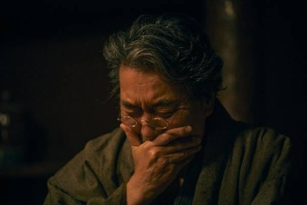 役所広司、涙ぐみながら菅田将暉を抱きかかえる…『銀河鉄道の父』感動の場面写真