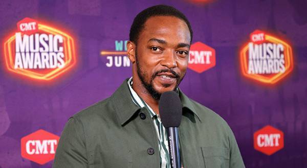 ジェレミー・レナー「私の回復の原動力」廃車をリノベする「レナベーション」4月配信、予告編も