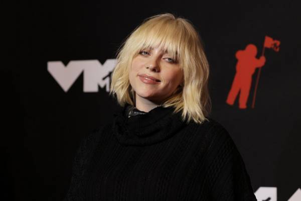 ビリー・アイリッシュがドラマ「キラー・ビー」で俳優デビュー 演技が「めちゃくちゃ怖い」と好評