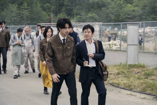 横浜流星の凄みのある表情切り取る『ヴィレッジ』新場面写真