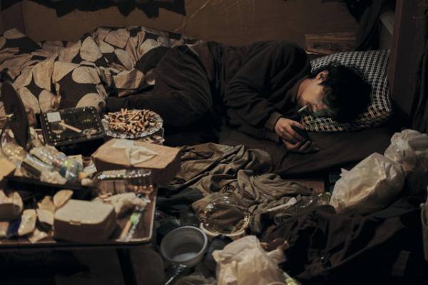 横浜流星の凄みのある表情切り取る『ヴィレッジ』新場面写真